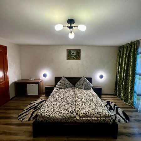 Arnica Hotel Yasinia Bagian luar foto