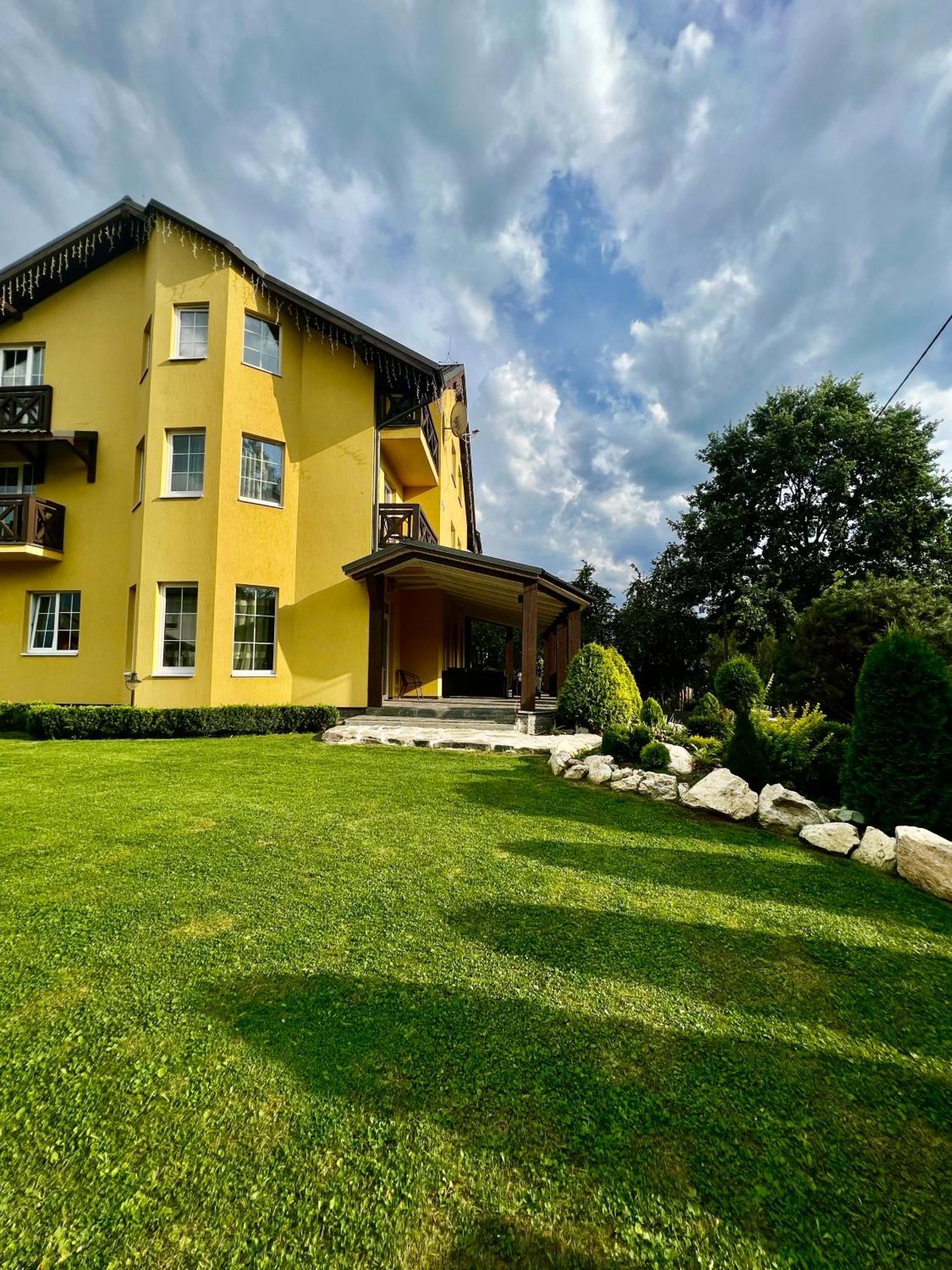 Arnica Hotel Yasinia Bagian luar foto