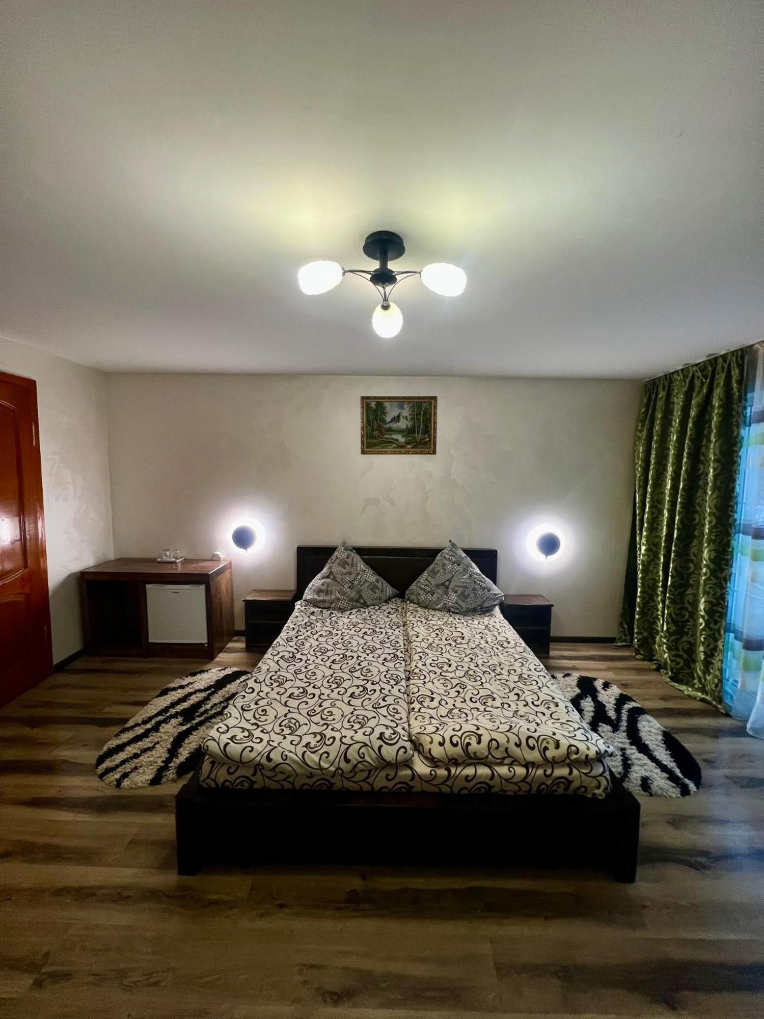 Arnica Hotel Yasinia Bagian luar foto